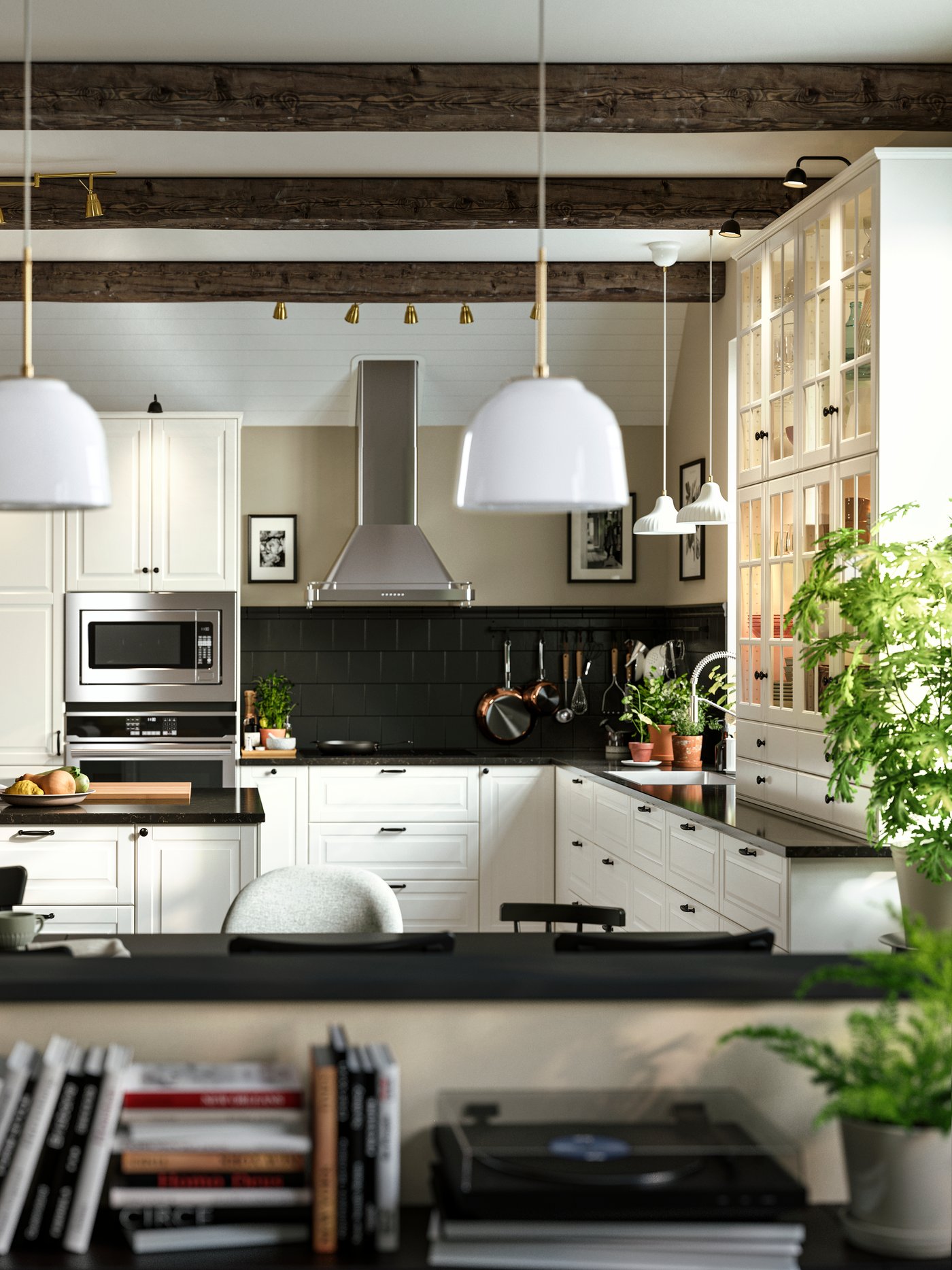 BODBYN køkkenfronter i råhvid i et køkken med pendellamper, sorte fliser og emhætte i rustfrit stål.