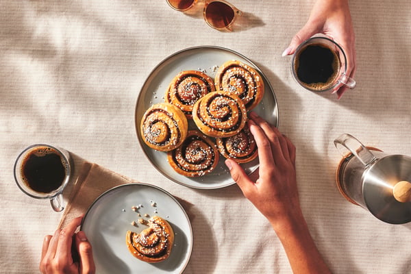 Kanelbullar ligger på en tallrik