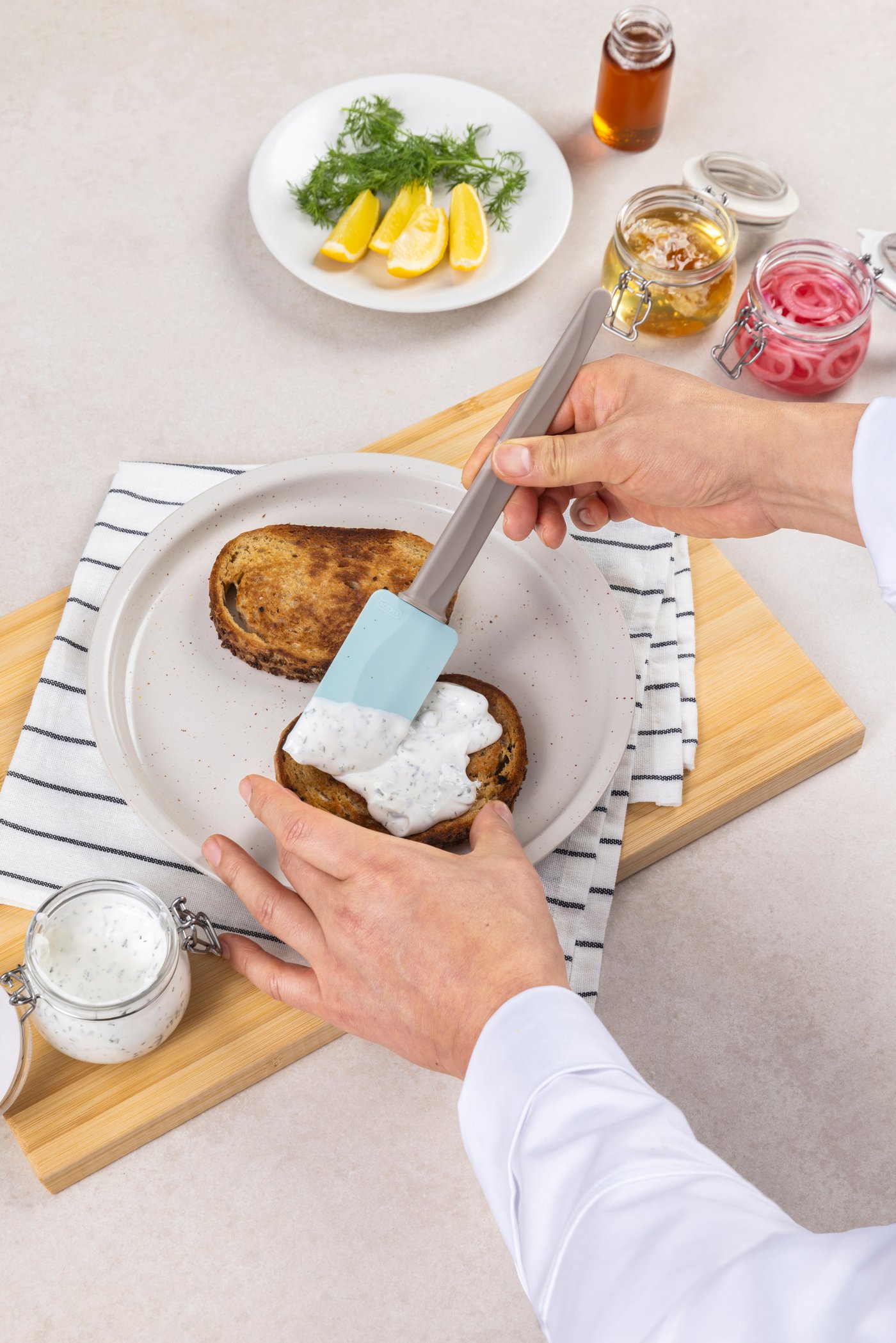 사워크림을 빵에 두르는 컷