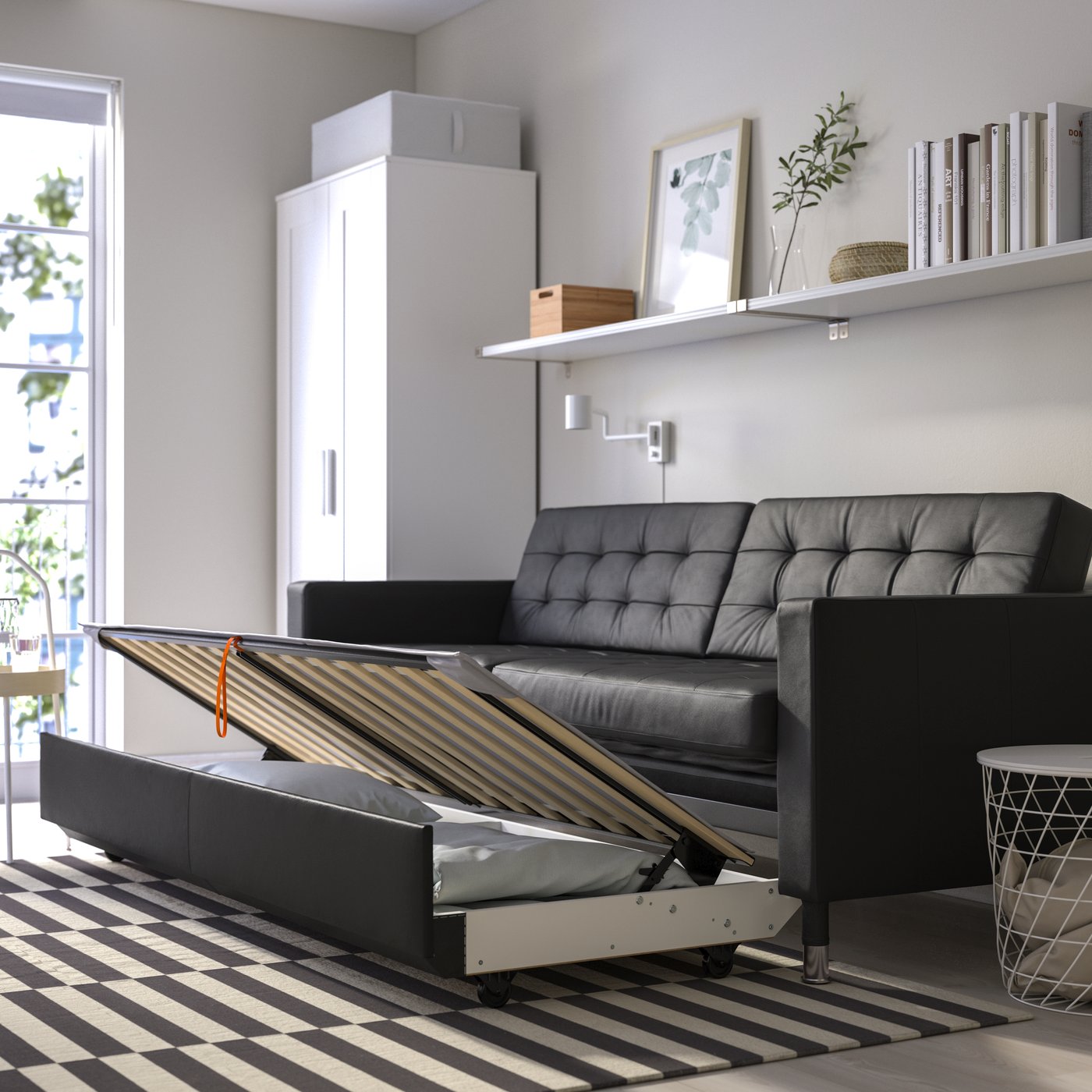 Zu sehen ist ein LANDSKRONA 3er-Bettsofa mit Lederbezug „Grann/Bomstad“ in Schwarz/Metall