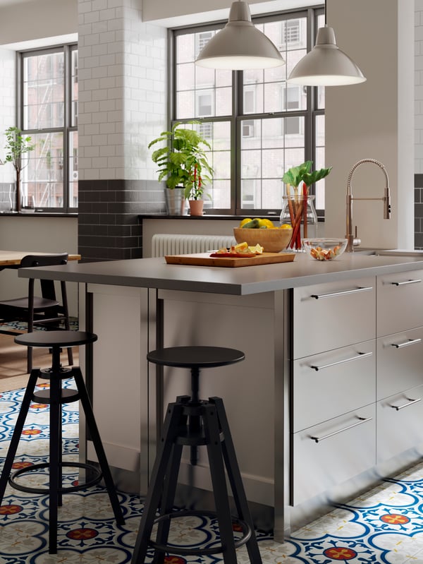 Un ilot central de cuisine avec bar et chaise haute