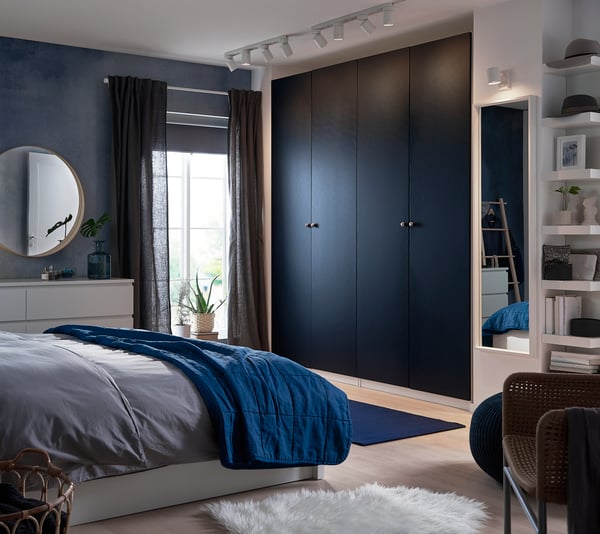Chambre avec la rangement fermé porte bleu nuit PAX