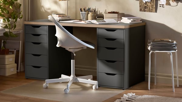 A white/dark grey MALSKÄR swivel chair + pad