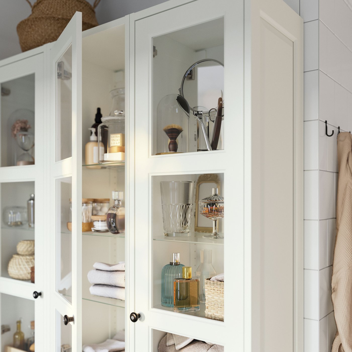 Ett vitt badrumsskåp i traditionell stil.