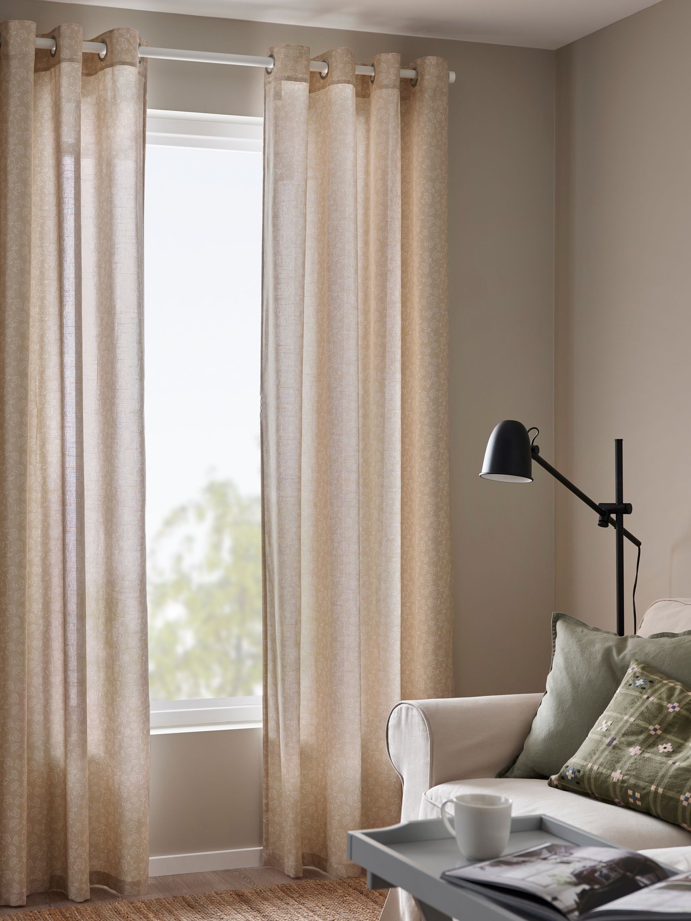 Lampadaire noire dans le coin d'un salon