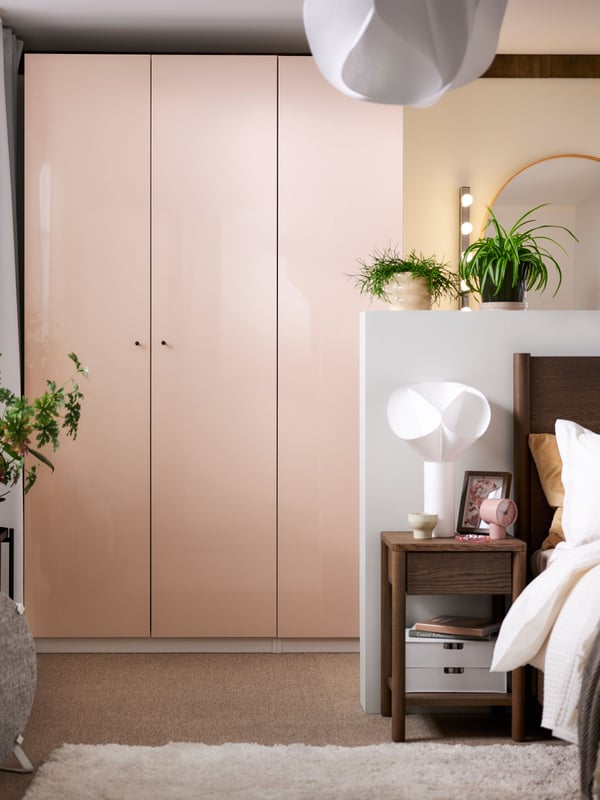 A bronze-colour NYDALA knob in the bedroom