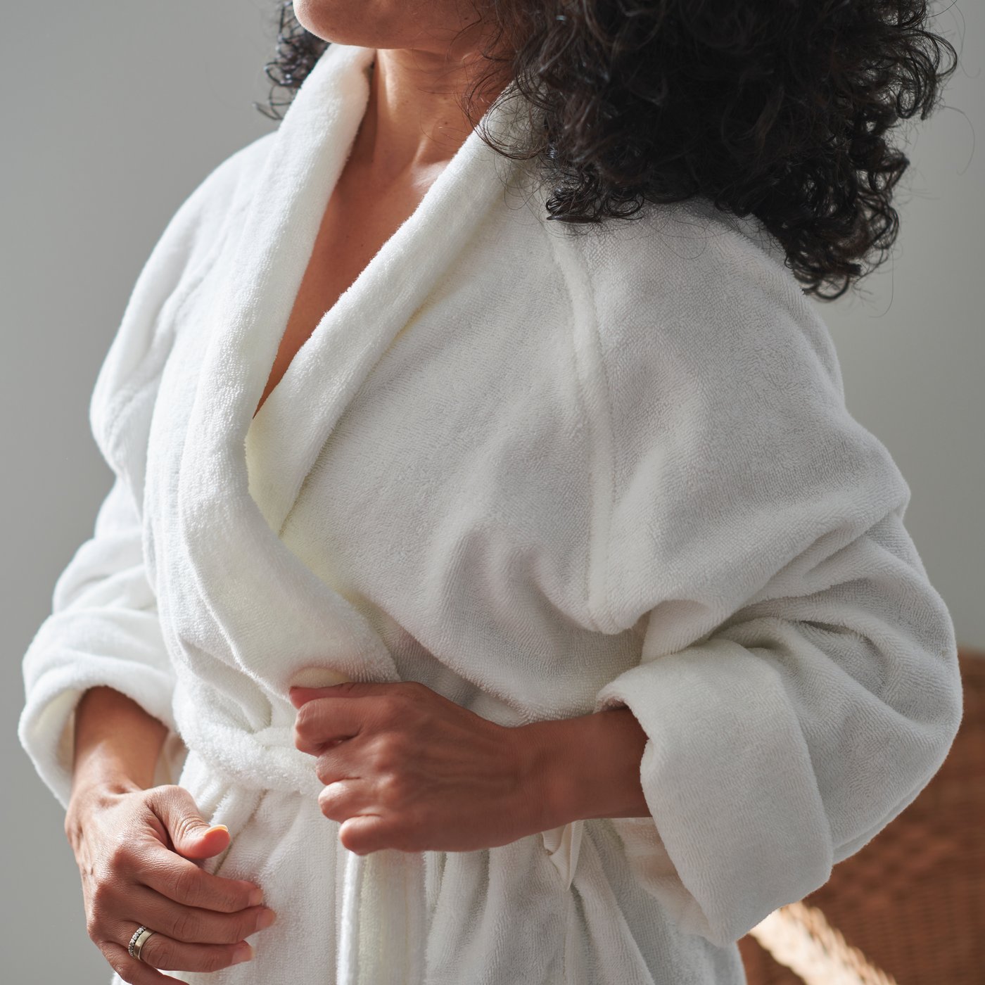 A women wearing a white ROCKÅN bathrobe