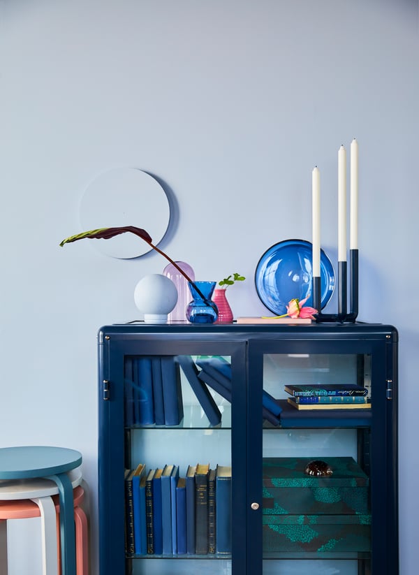 Eine schwarz-blaue FABRIKÖR-Glastürvitrine außen
