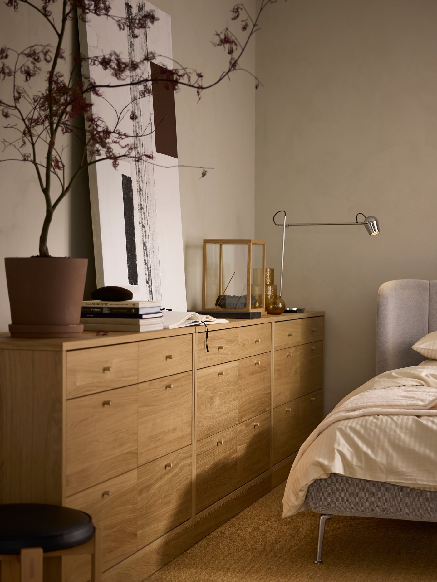 Une lampe de travail MODERMOLN chromée dans la chambre.