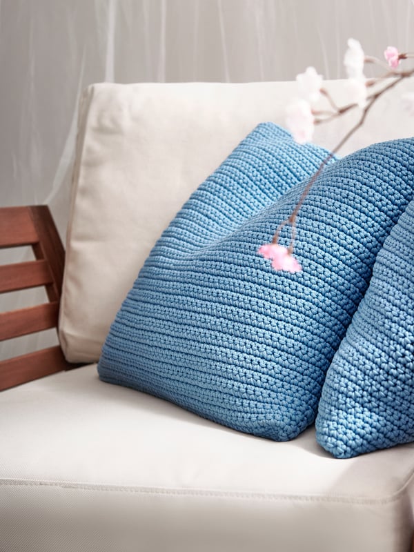 Nahaufnahme eines ÄPPLARÖ Sessels und SÖTHOLMEN Kissenbezügen. 