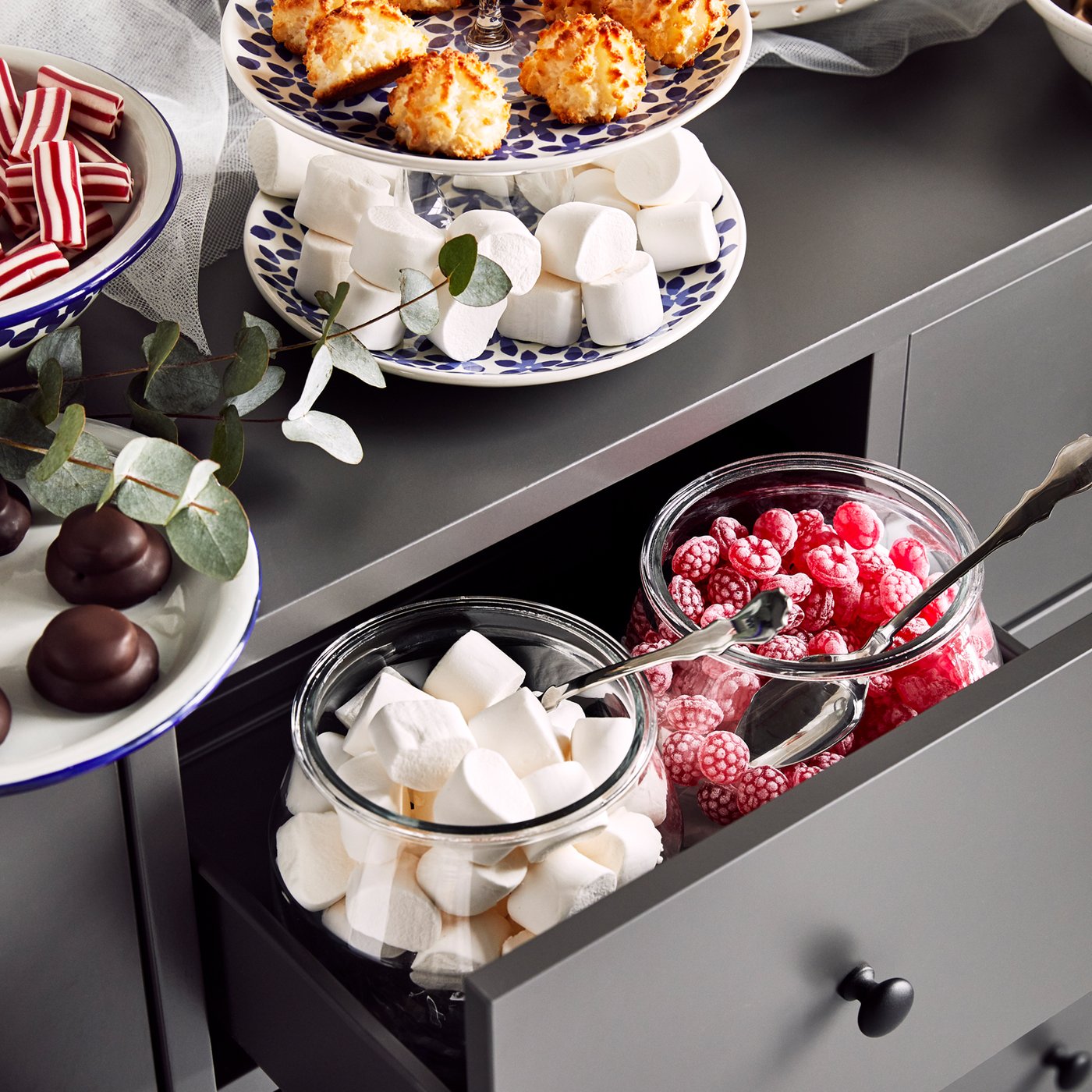 Slik og skufmfiduser ligger i store glas med en ske. 