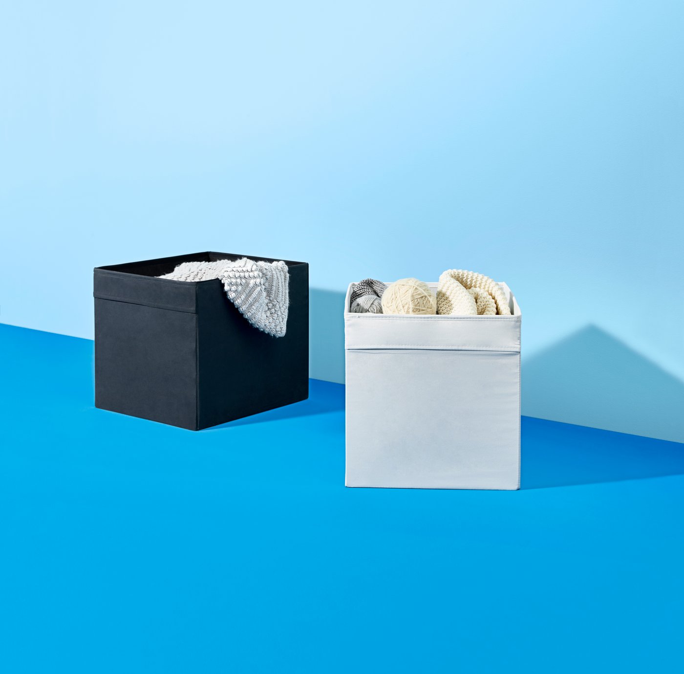 A black DRÖNA box
