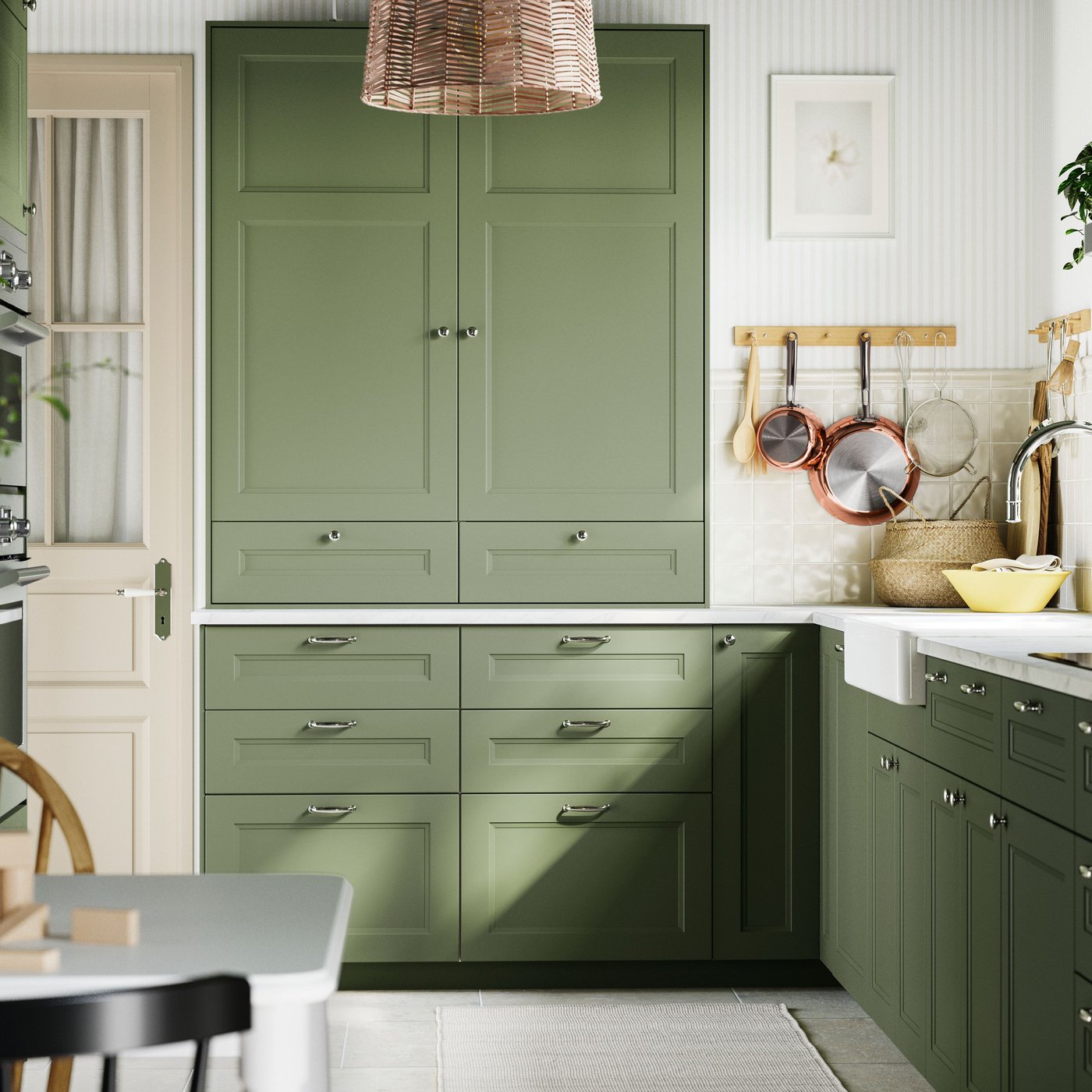 En grågrön AXSTAD-dörr i köket