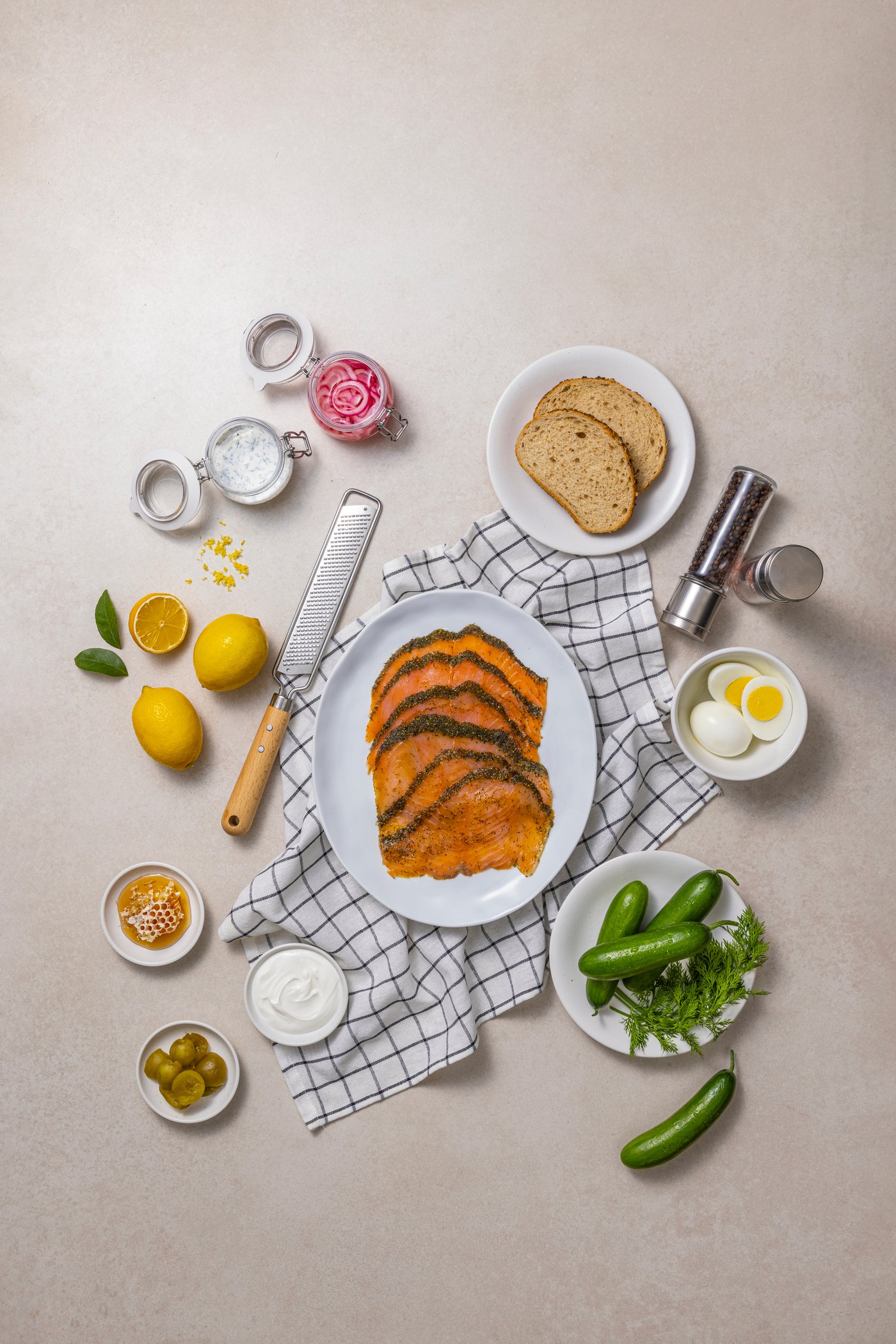 훈제 연어 샌드위치 재료컷