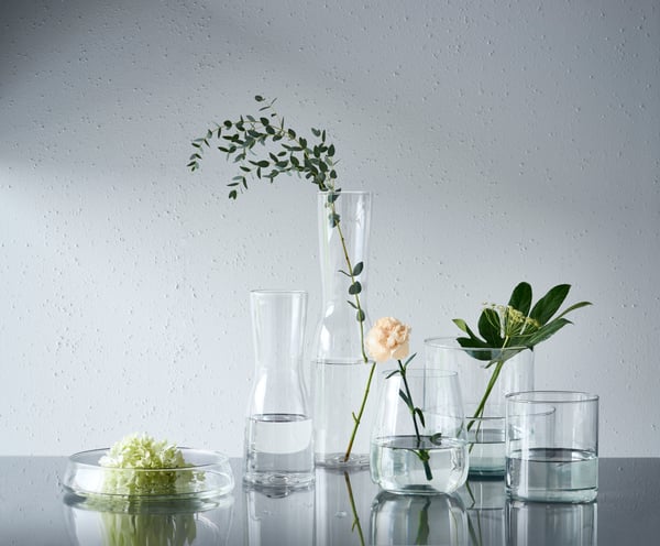 Un cuenco TIDVATTEN de cristal transparente en el salón