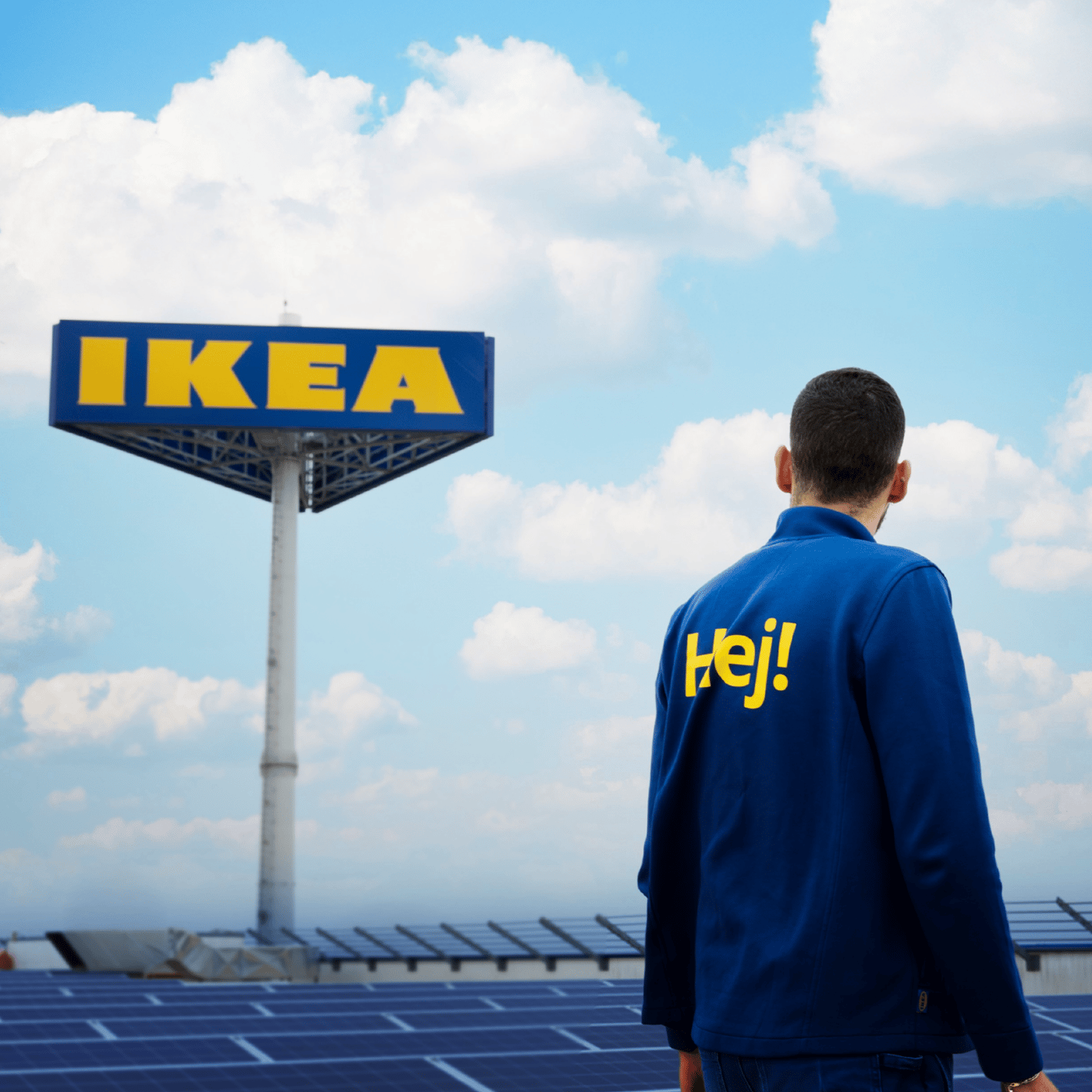 Pracownik IKEA z szydlem IKEA w tle