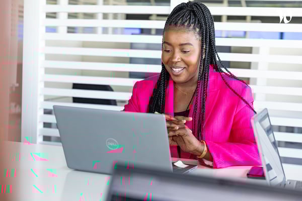 Collaboratrice IKEA en train de travailler 