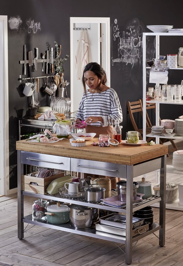 Un établi RIMFORSA en acier inoxydable et bambou