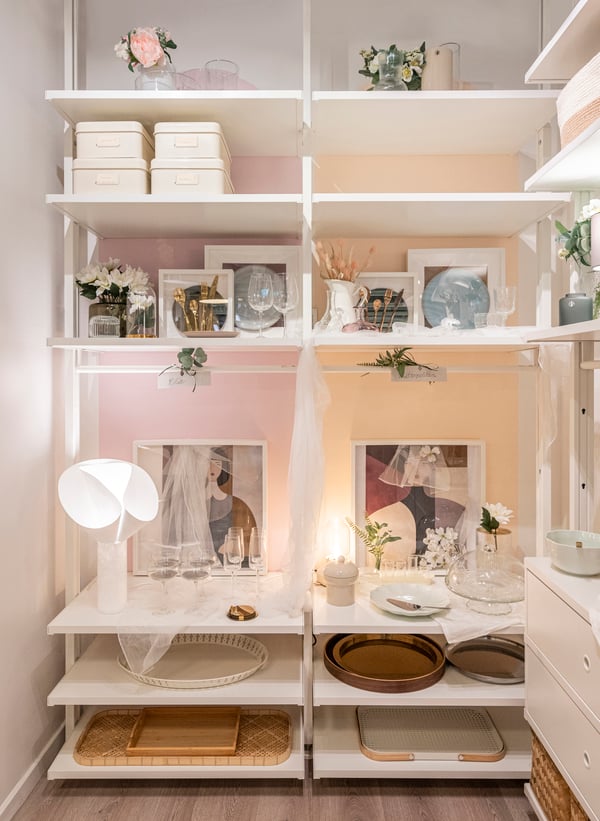 Combinazione di scaffali a giorno ELVARLI con in esposizione vassoio in ottone GLATTIS, lampada da tavolo TÄRNABY, lampada da tavolo in carta BÄCKNATE.