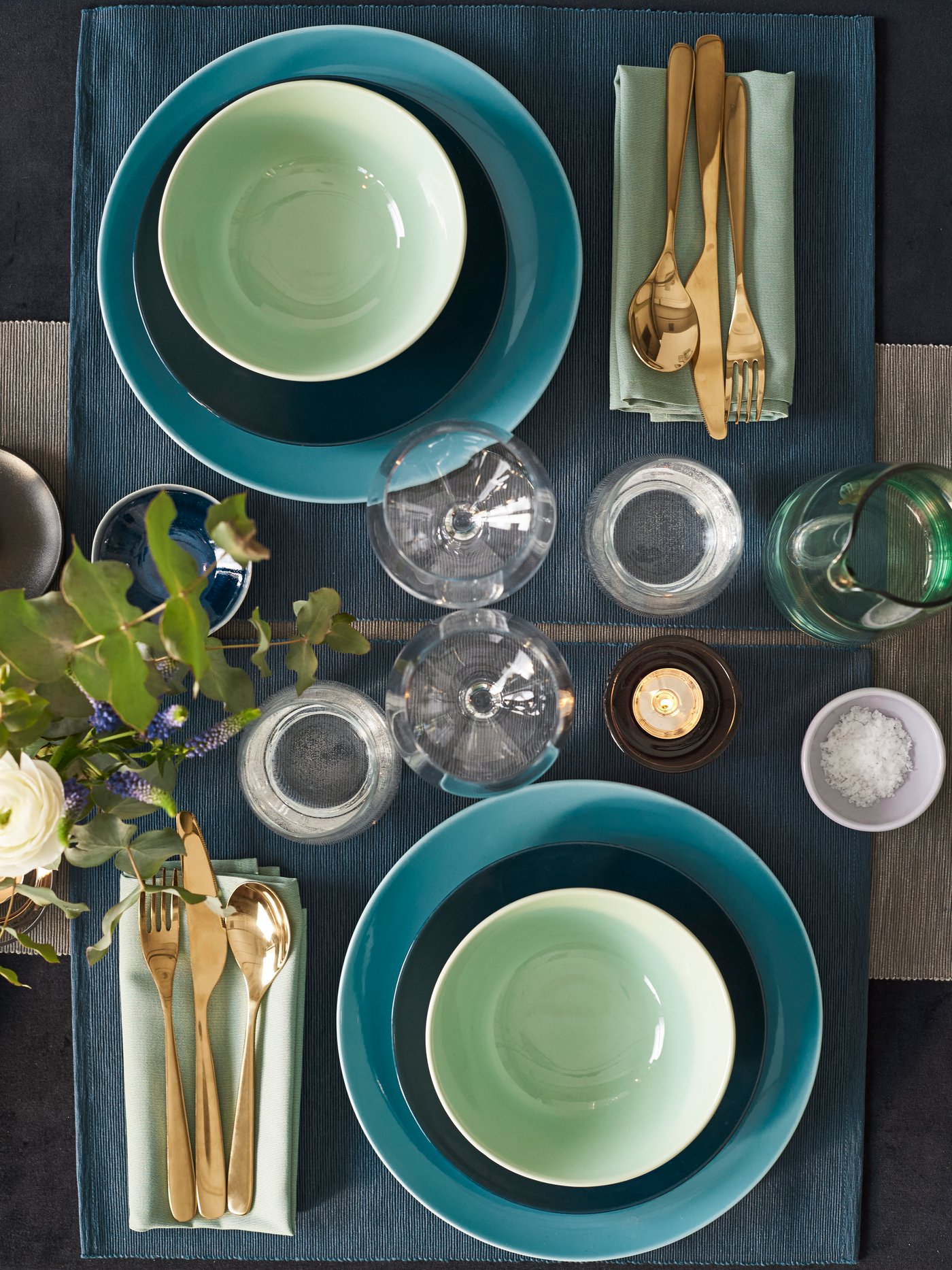 Decoració de la taula de Cap d'Any amb tons verds i daurats