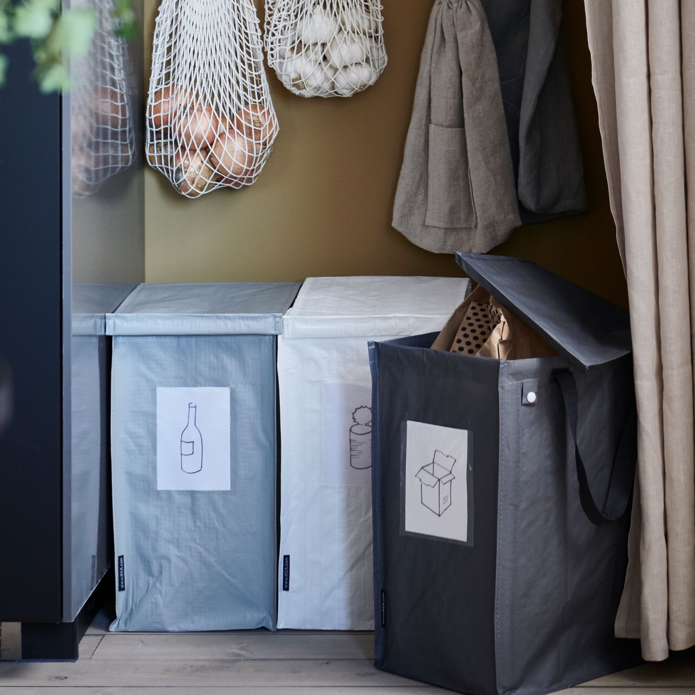 KUNGSFORS nett og DIMPA gjenbruksposer i gangen.