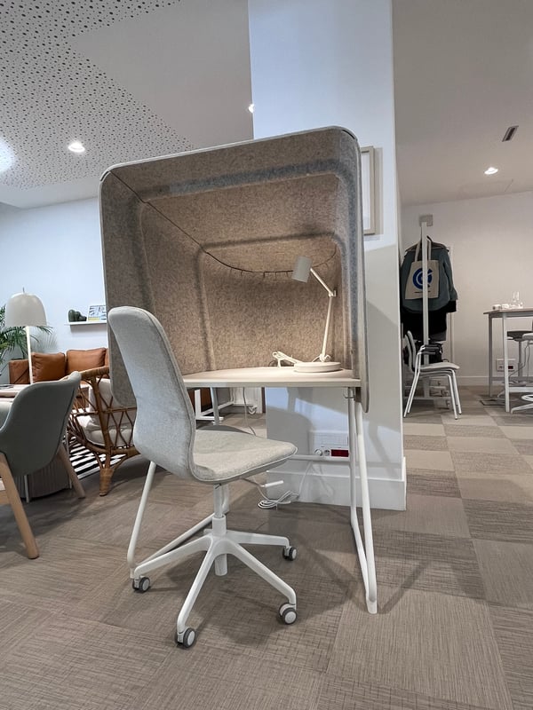 Espace confidentiel et de concentration avec un petit bureau et une chaise à roulettes