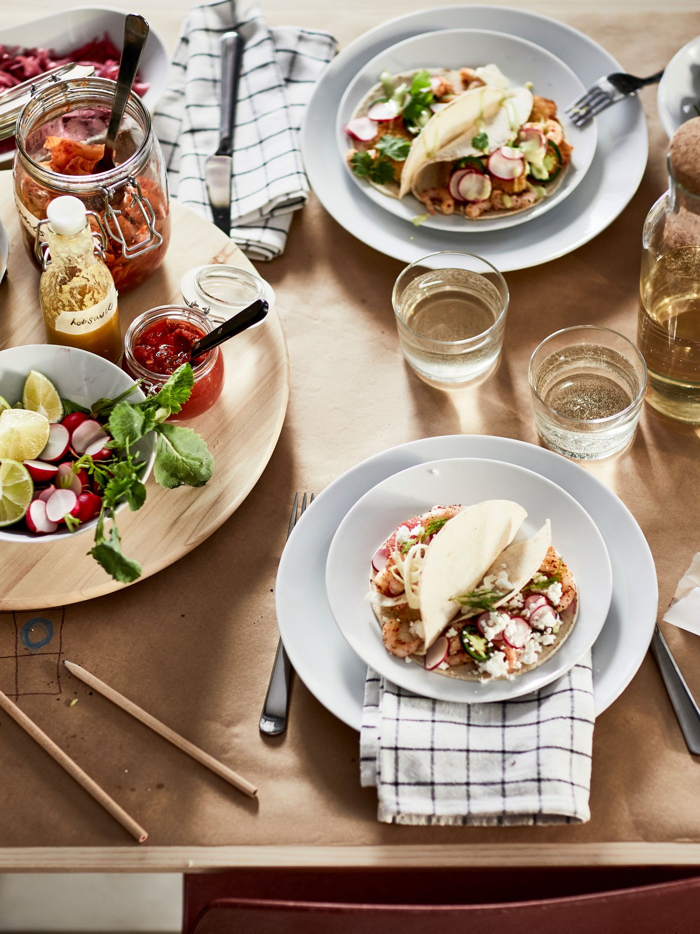 Una mesa con platos IKEA 365+ y tacos servidos en cada plato.