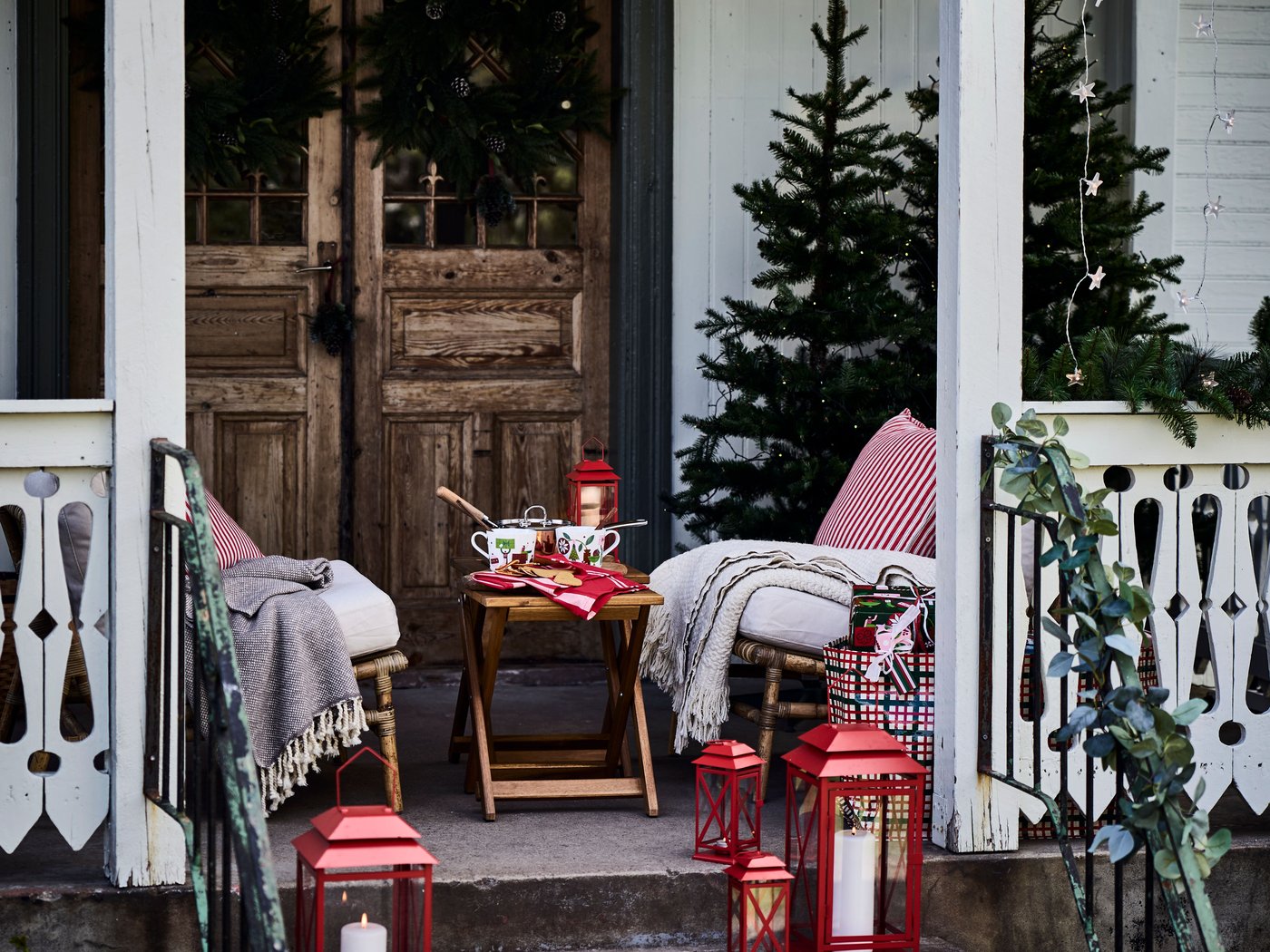 Eine Veranda ist zu sehen, auf der ASKHOLMEN Outdoormöbel stehen.