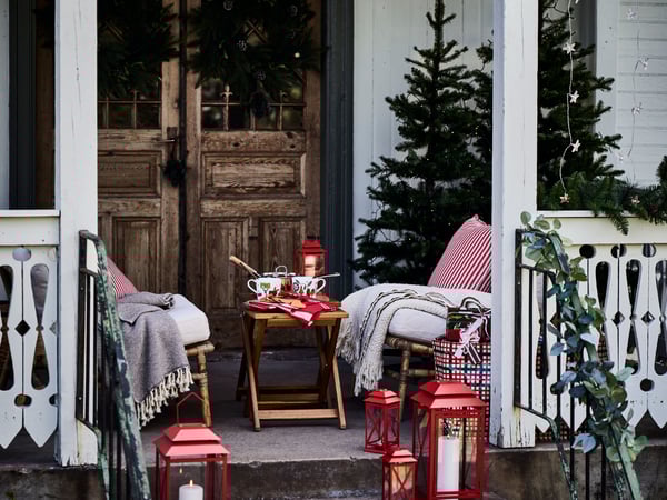 Eine Veranda ist zu sehen, auf der ASKHOLMEN Outdoormöbel stehen.