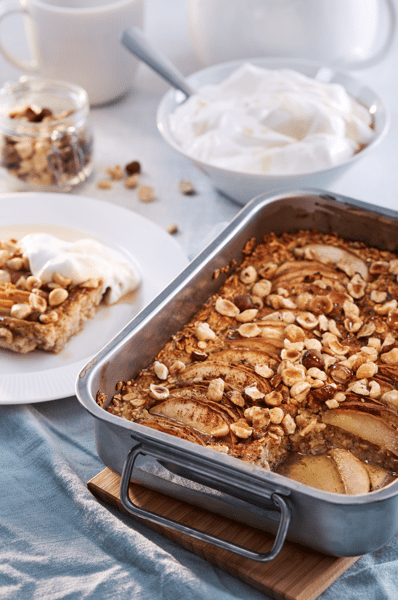 Uunivuokaan on tehty omenainen uunipuuro, jonka päälle on ripoteltu hasselpähkinöitä.