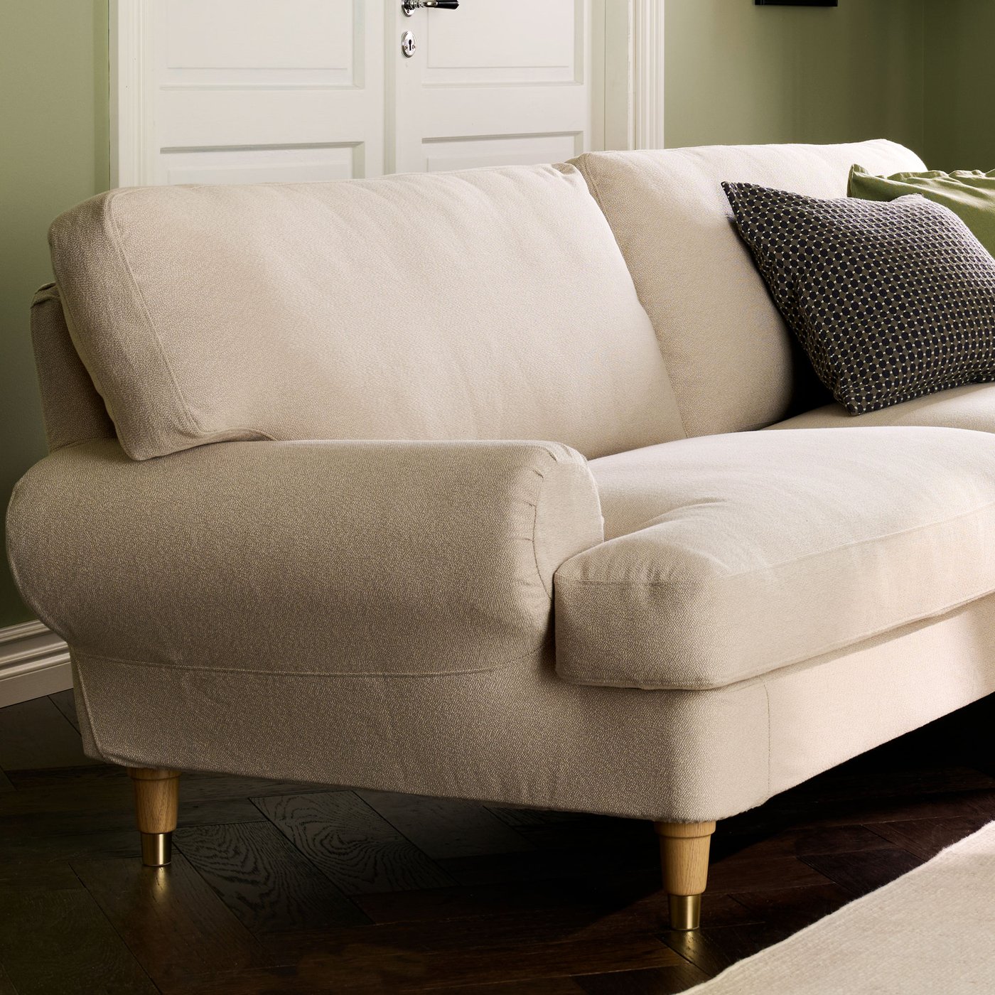 Närbild på VALNÄS beige soffa.