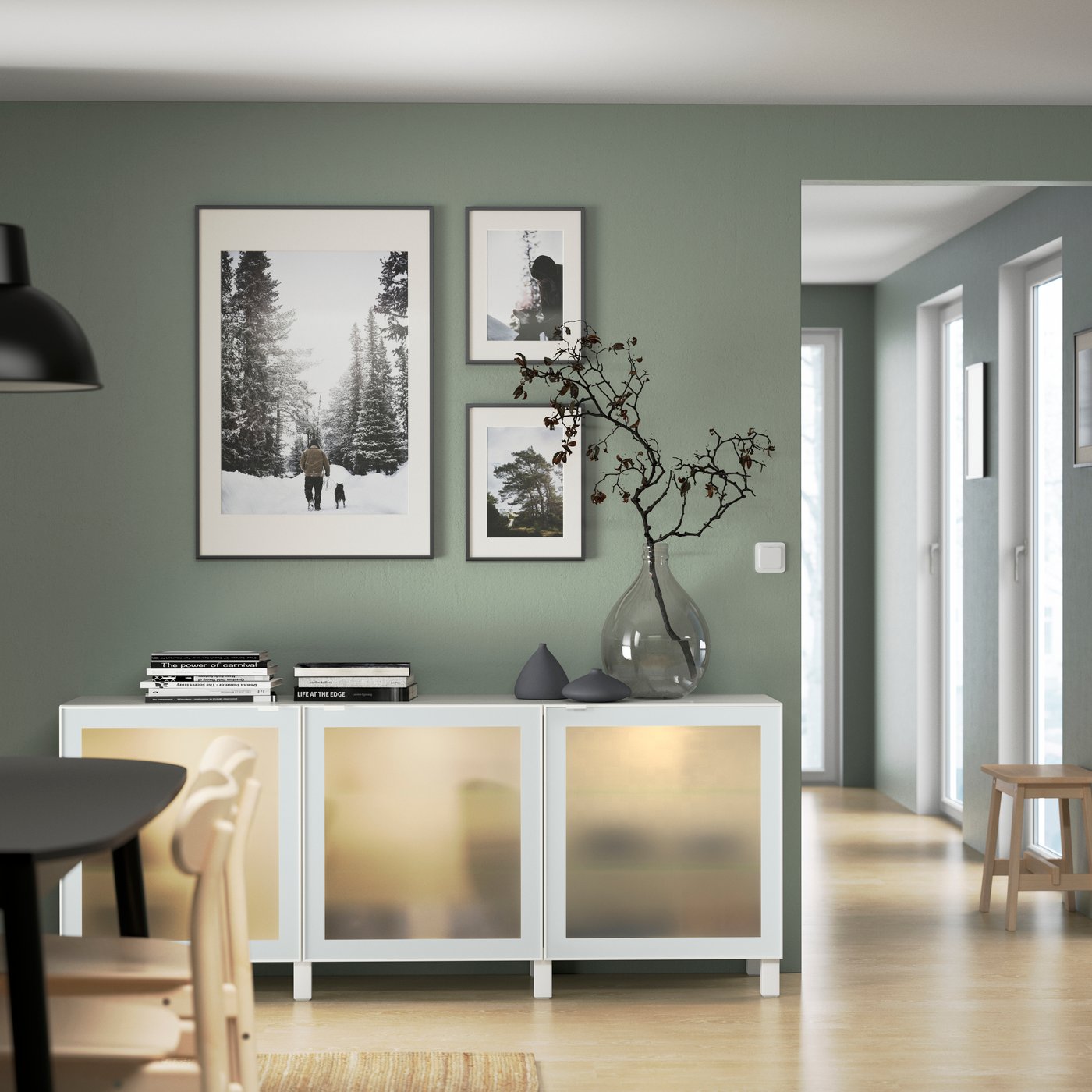 Une combinaison de rangement BESTÅ en verre blanc Glassvik/Stubbarp/blanc/vert clair givré avec portes