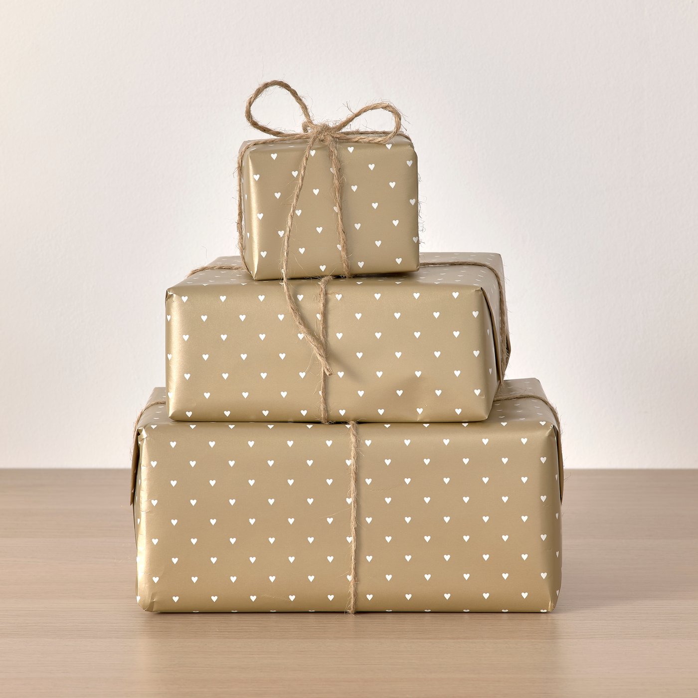 A gold-colour white/heart PURKEN gift wrap roll