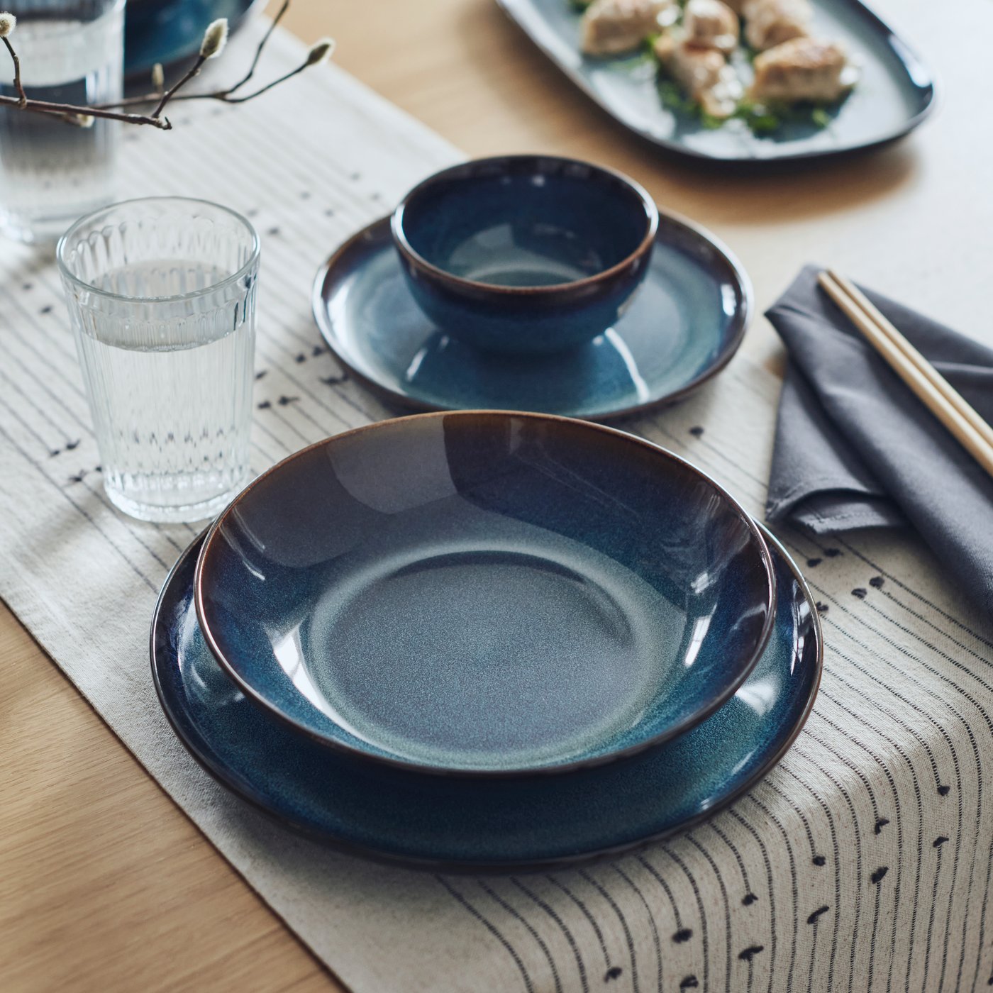 A blue GLADELIG plate