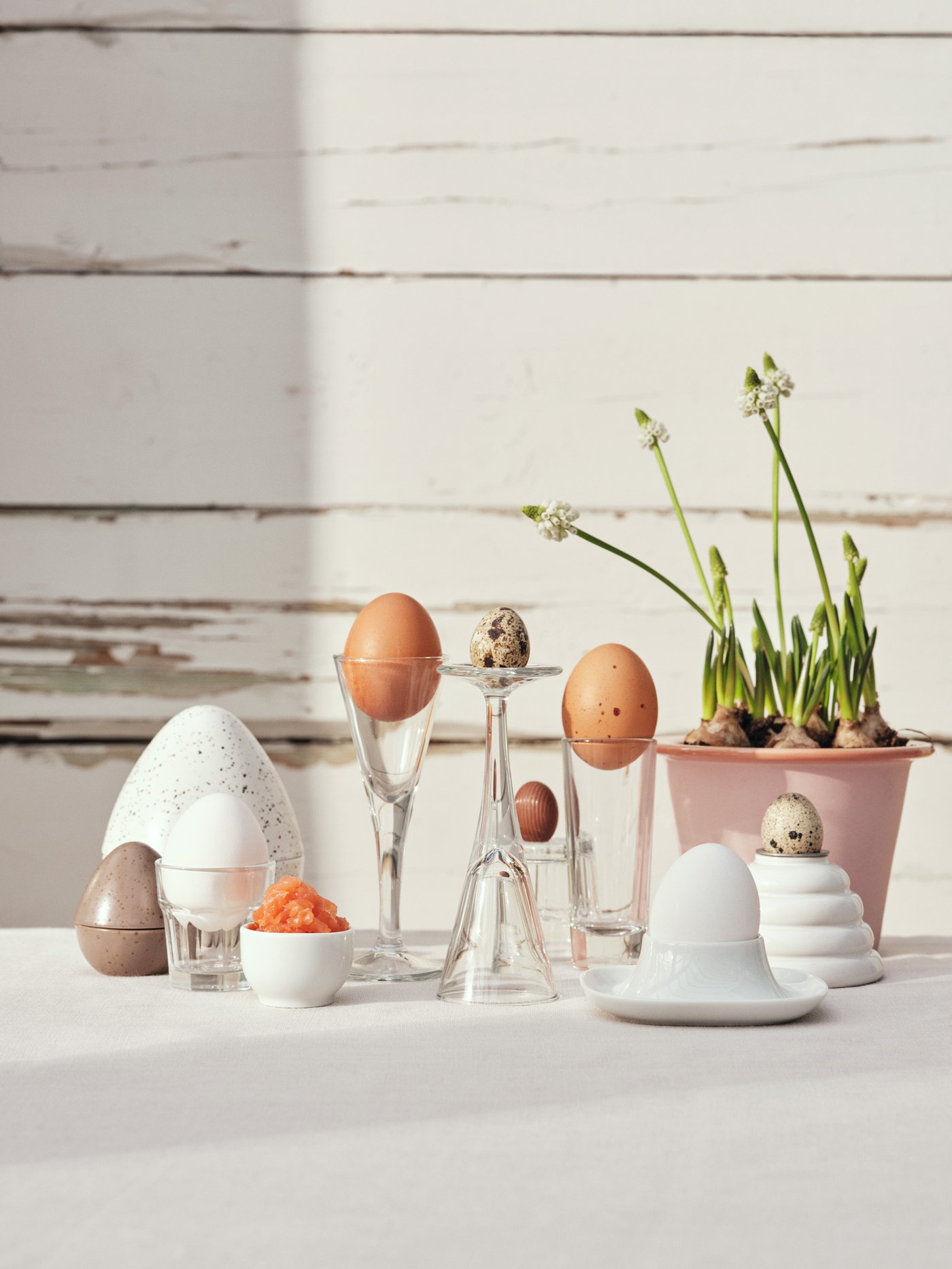 Ägg ligger i snapsglas.