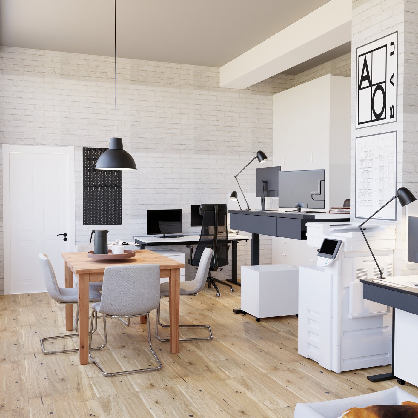 Ein Büroraum mit Schreibtischen und einem Konferenztisch ist zu sehen