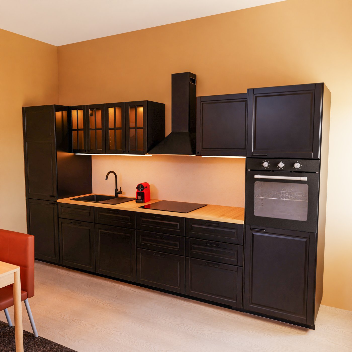 Küche im Landhausstil mit schwarzen Schränken, Holzarbeitsplatte, Spüle, Kaffeemaschine, Herd, Ofen und Dunstabzugshaube. Warme Wandfarbe, heller Holzboden