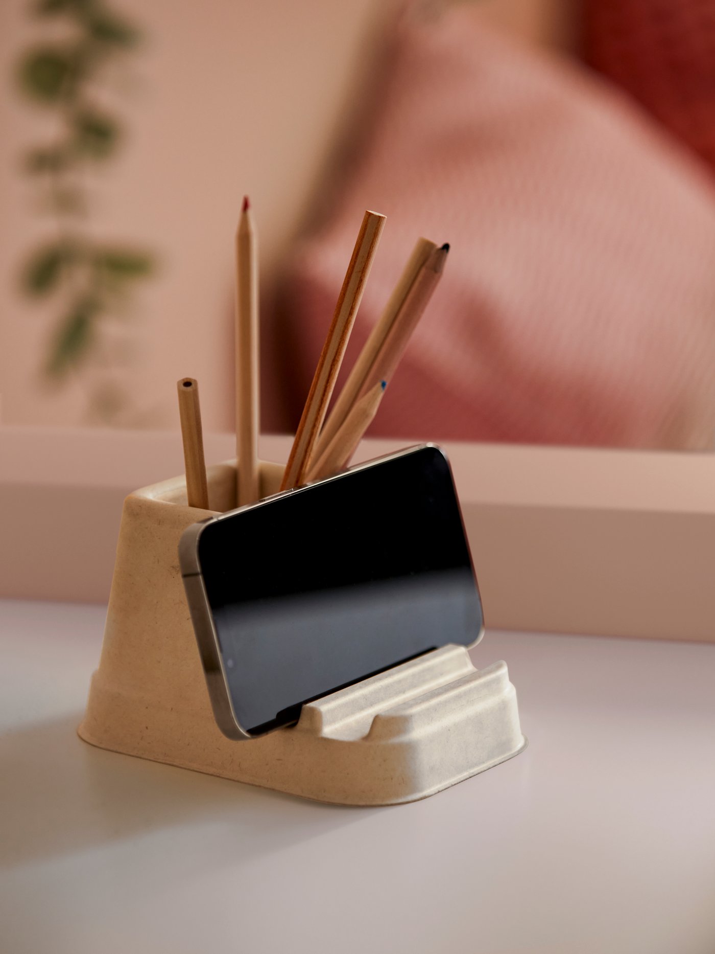 A natural HÖNSNÄT holder for mobile phone in the home office