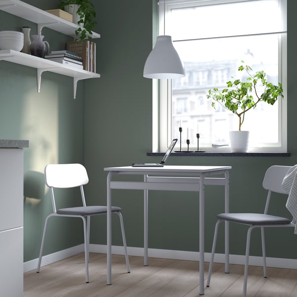Una mesa gris gris/gris GRÅSALA y 2 sillas.