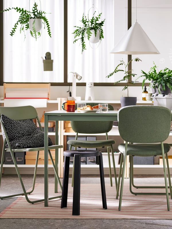 A grey-green ÖBONÄS container with suction cup in the dining room