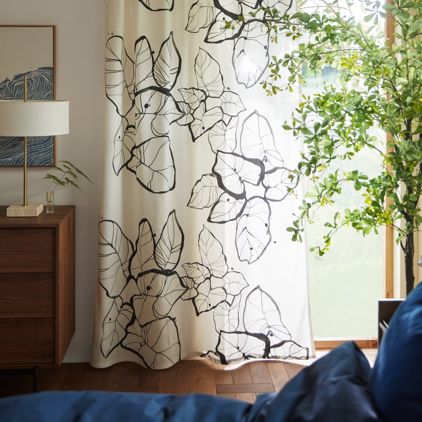 A dark blue RÄVSTARR comforter set in the bedroom