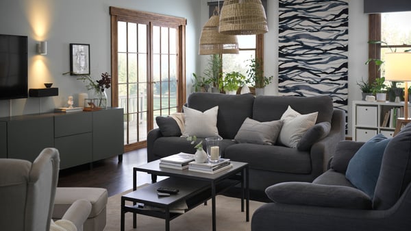 A grey HARÖRT cushion in the living room