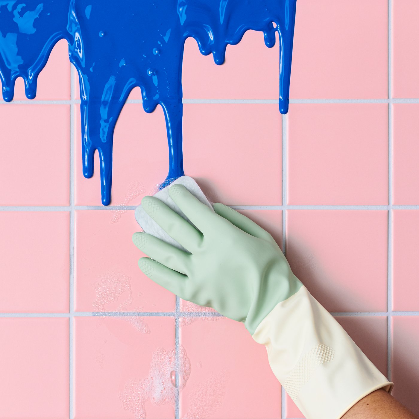 A green RINNIG cleaning gloves in the bathroom