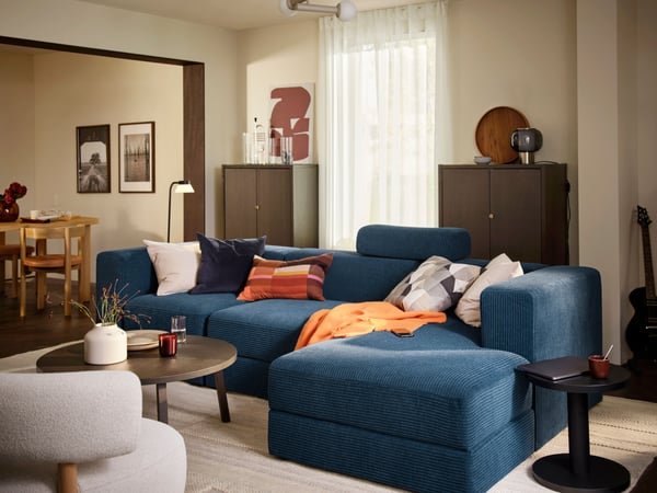A dark blue SANELA cushion cover in the living room