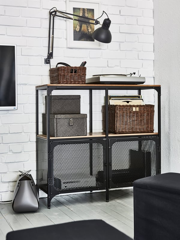 A dark brown GABBIG basket in the living room