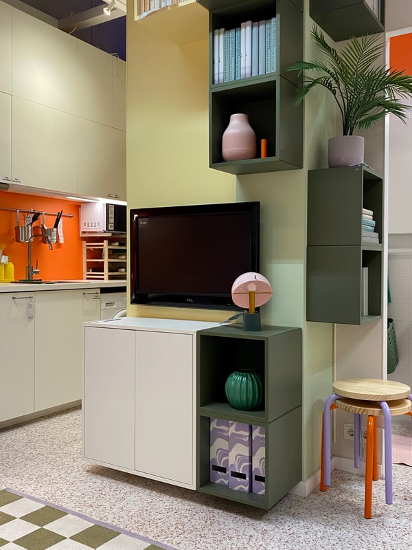 A light pink/dark grey-green NÖDMAST LED portable lamp, battery operated