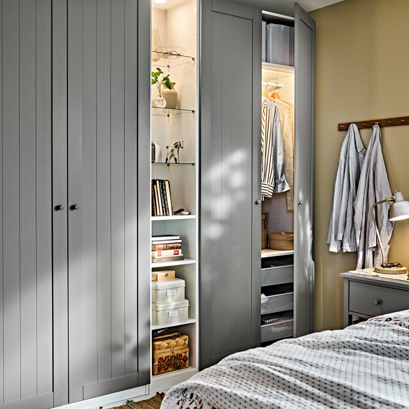 A bedroom featuring the PAX/GULLABERG wardrobe combination with open shelves, hanging space and storage drawers.