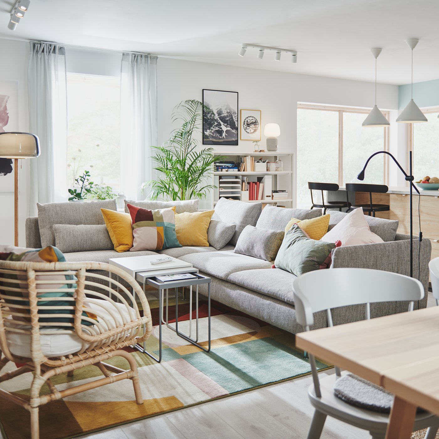 An yellow GULLKLOCKA cushion cover in the living room