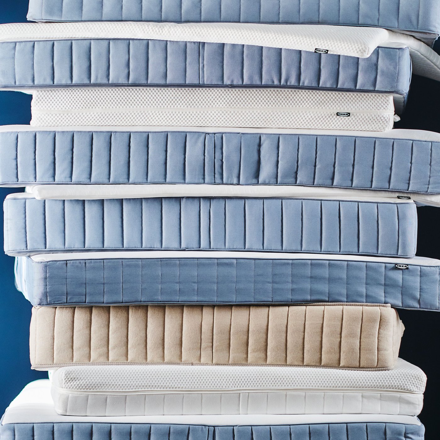 Una variedad de colchones baratos de diferentes tamaños y materiales