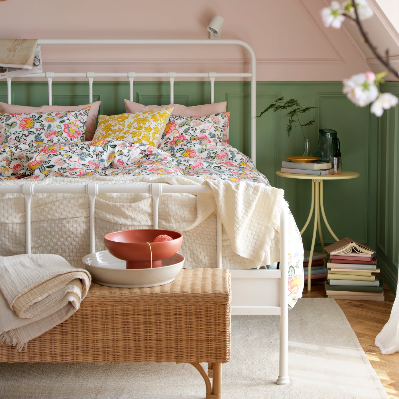 Luonnonvalkoinen HORNMALviltti makuuhuoneessa.